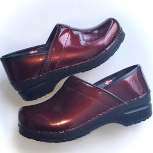 SANITA DANSKO womens PROFESSIONAL slip-on clogs BURGUNDY patent leather 37 NEW